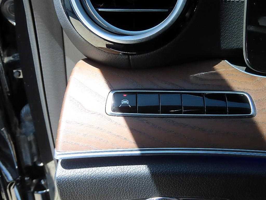 Mercedes-Benz E-Class — photo 11