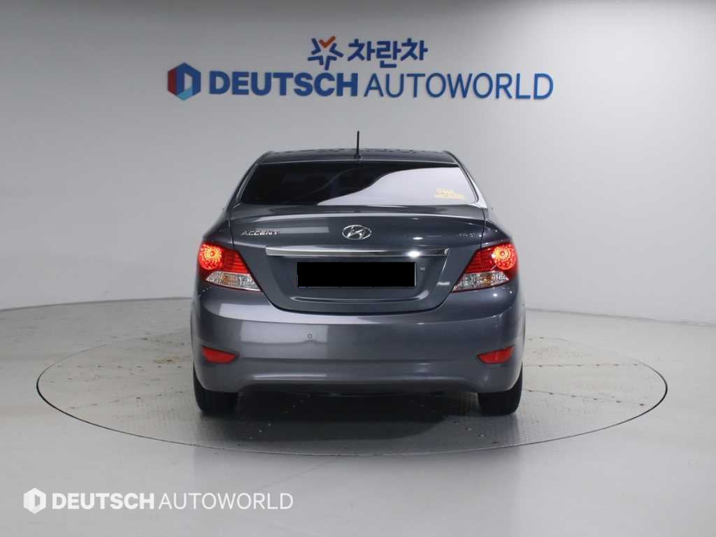 Hyundai Accent — photo 04