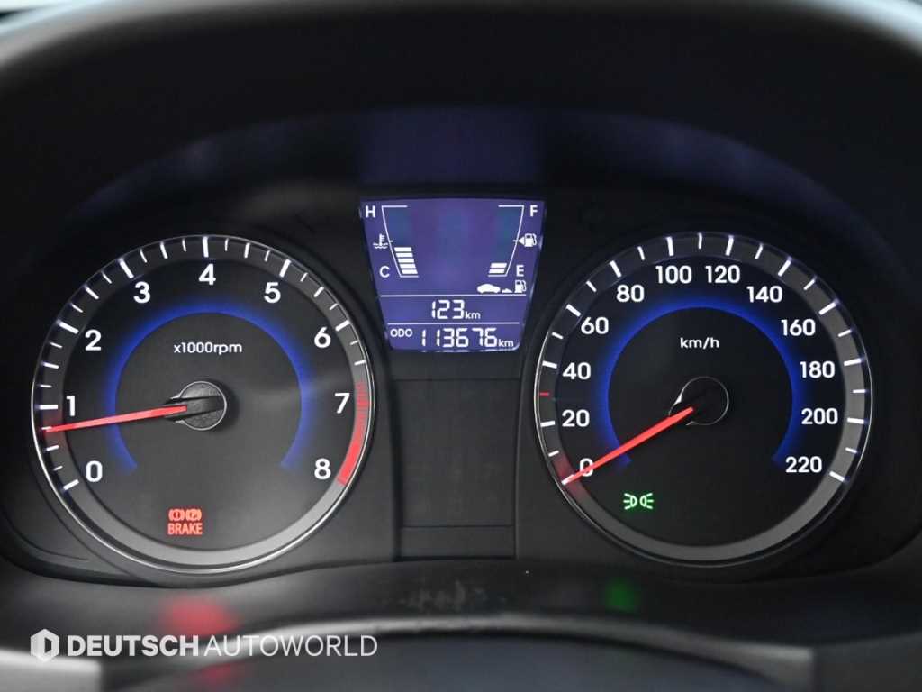 Hyundai Accent — photo 08