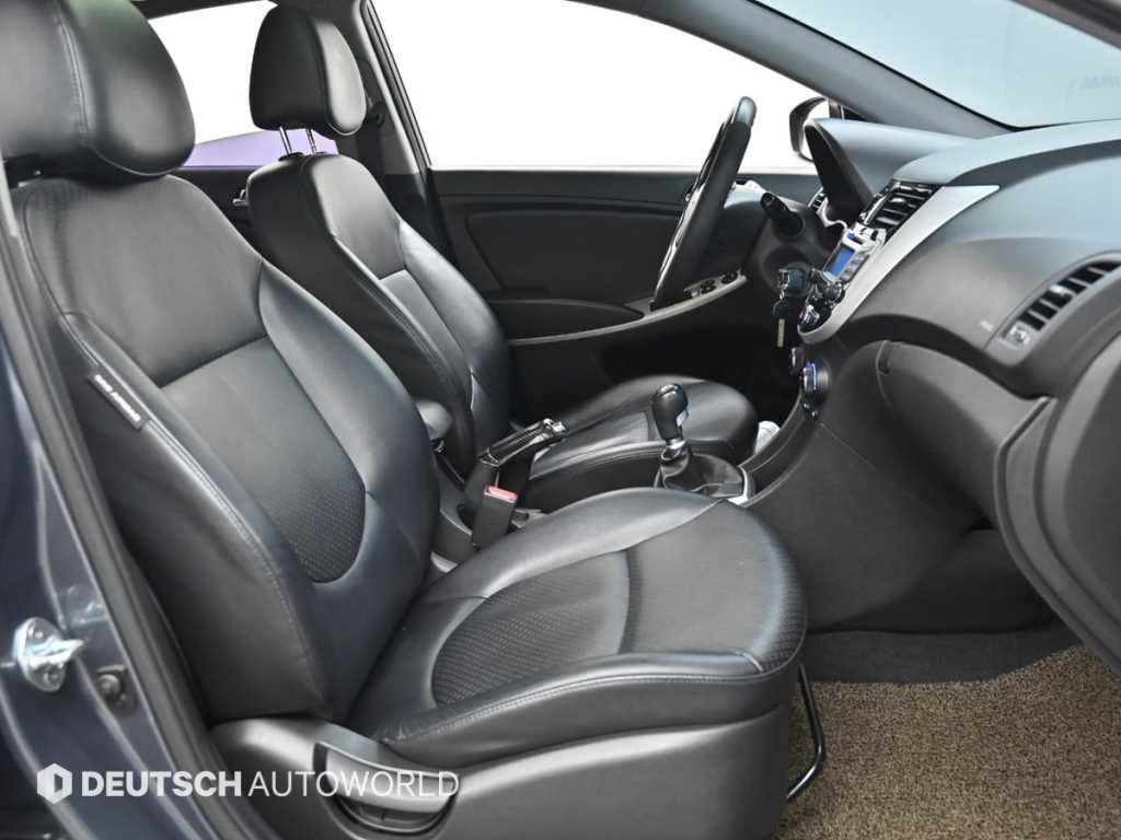 Hyundai Accent — photo 10