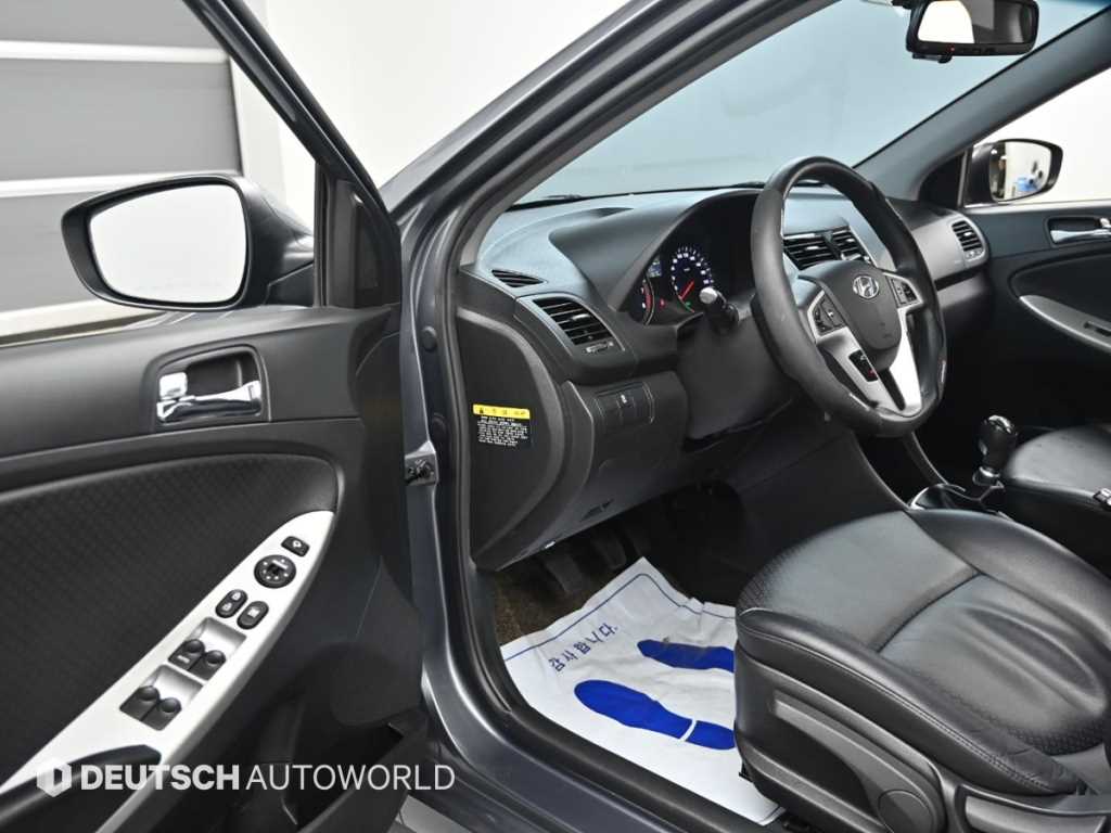 Hyundai Accent — photo 11