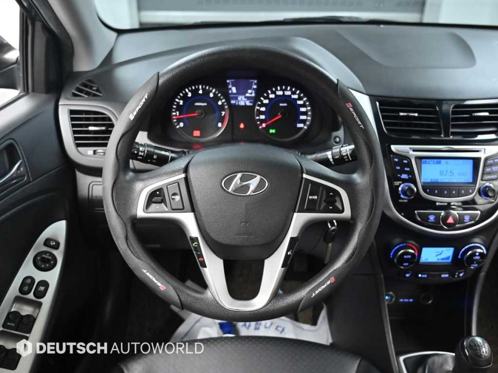 Hyundai Accent — photo 13