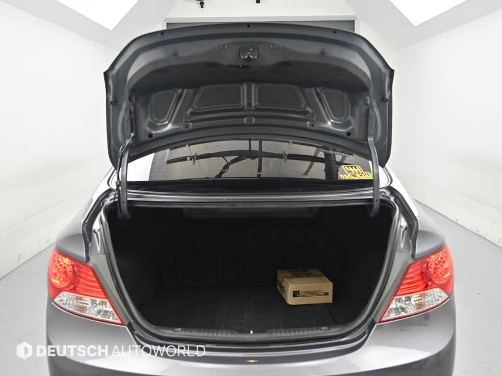 Hyundai Accent — photo 19