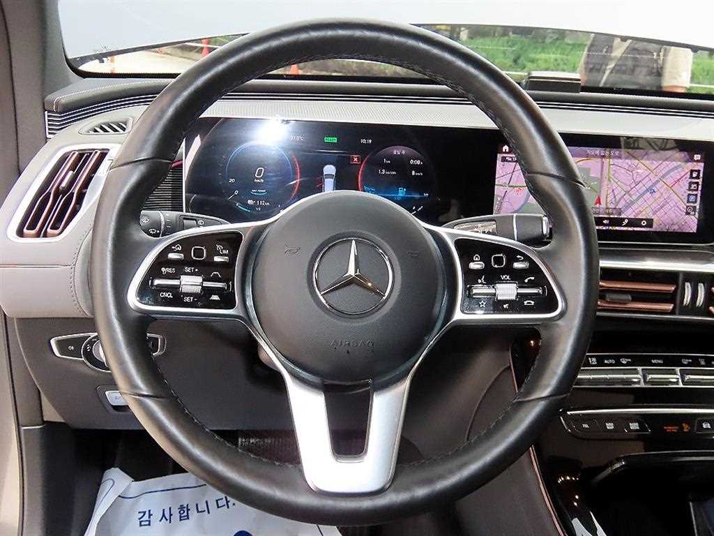 Mercedes-Benz EQC — photo 08