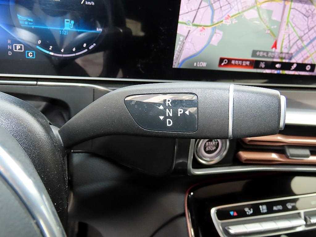 Mercedes-Benz EQC — photo 10
