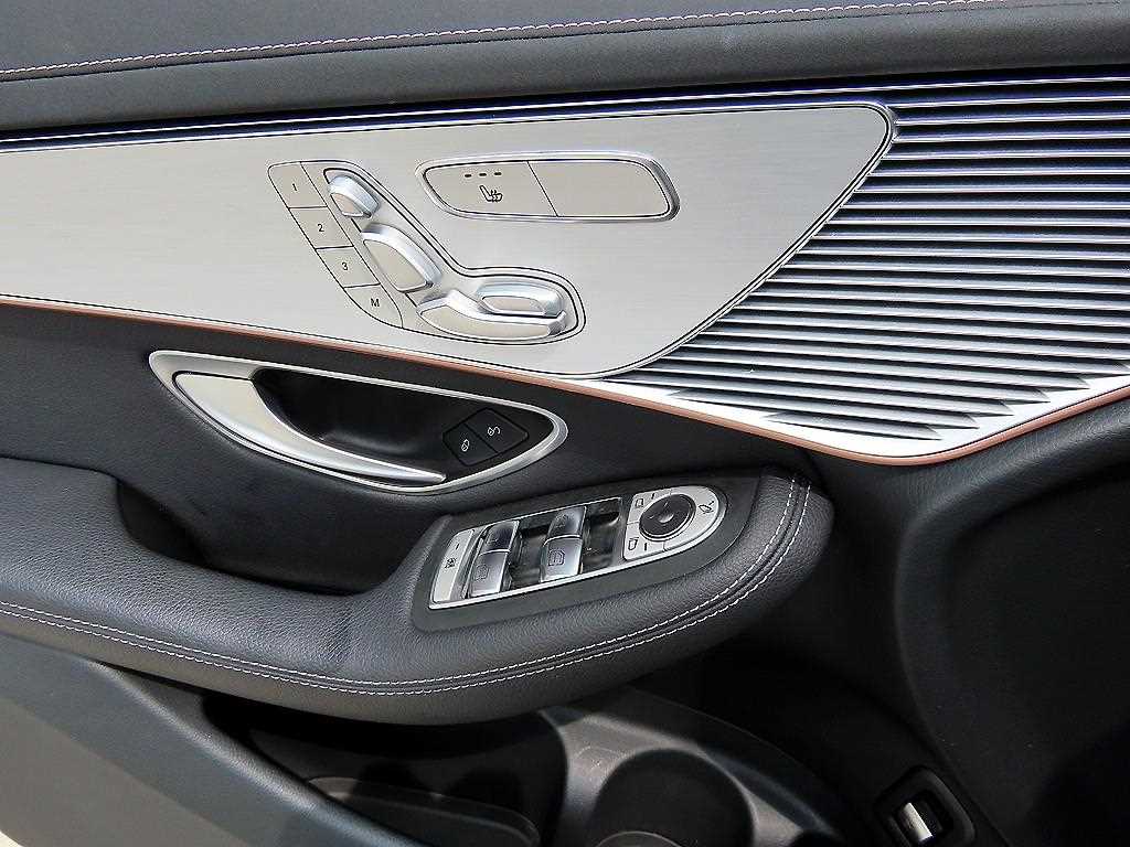 Mercedes-Benz EQC — photo 11
