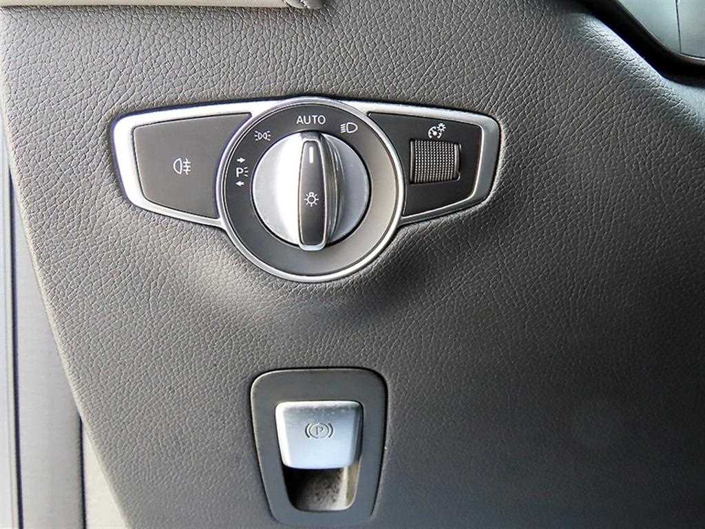Mercedes-Benz EQC — photo 12