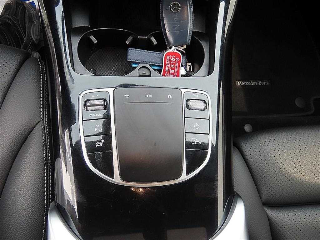 Mercedes-Benz EQC — photo 14
