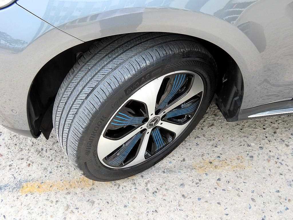 Mercedes-Benz EQC — photo 20