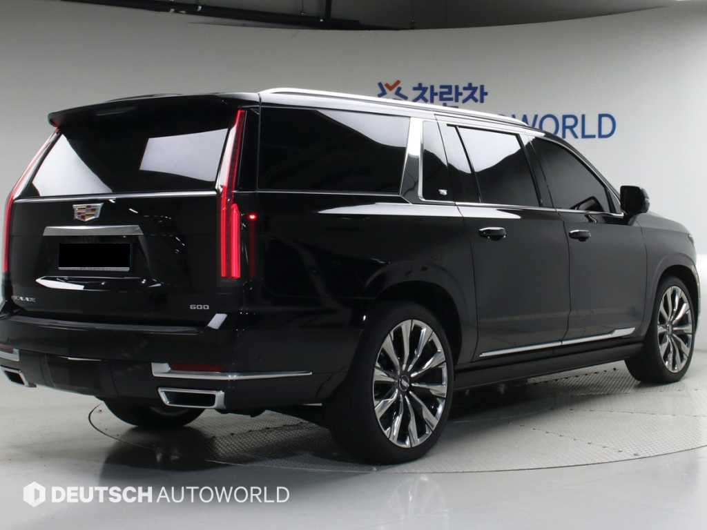 Cadillac Escalade — photo 02