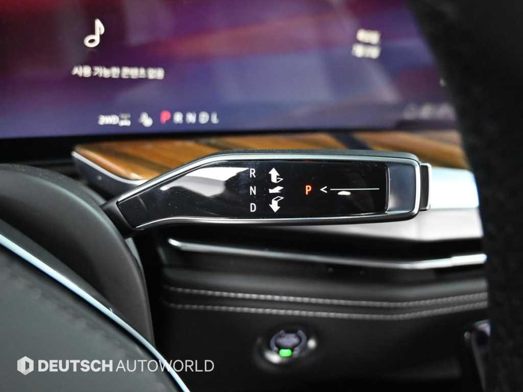 Cadillac Escalade — photo 09