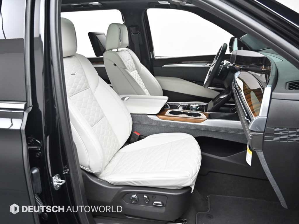 Cadillac Escalade — photo 10