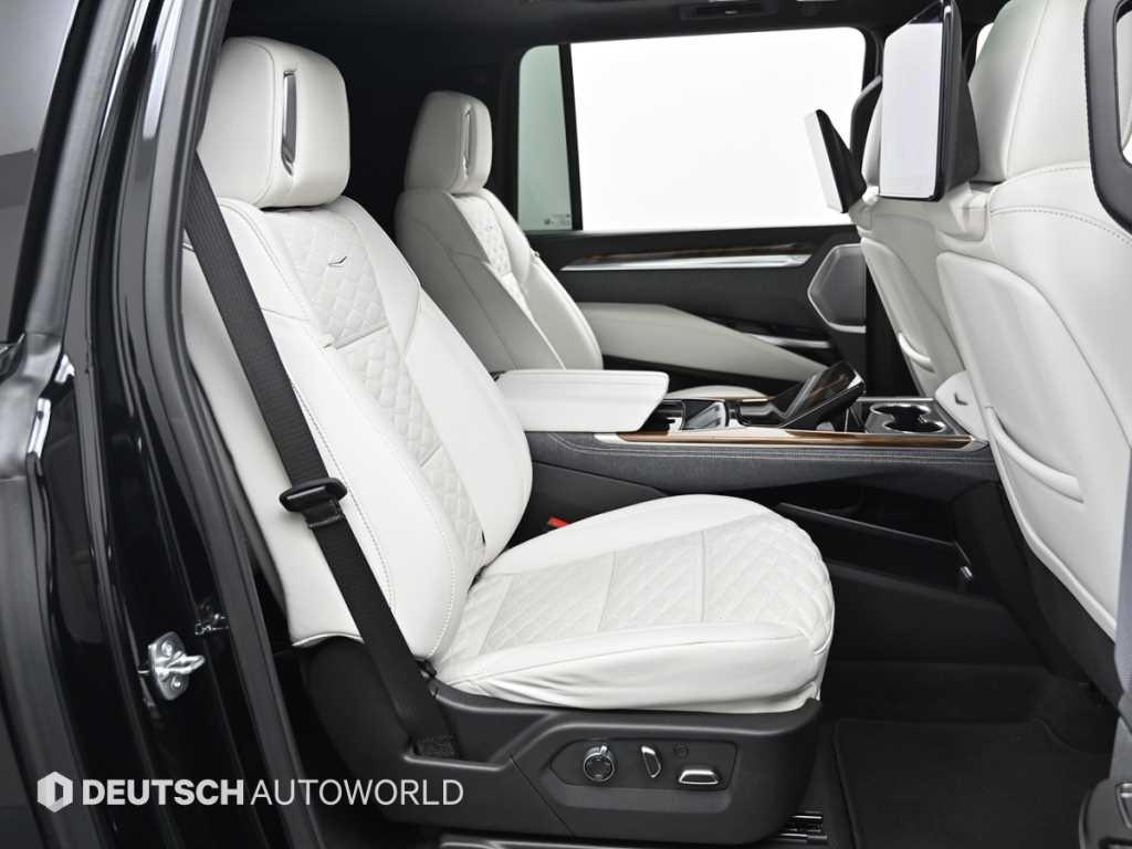 Cadillac Escalade — photo 12