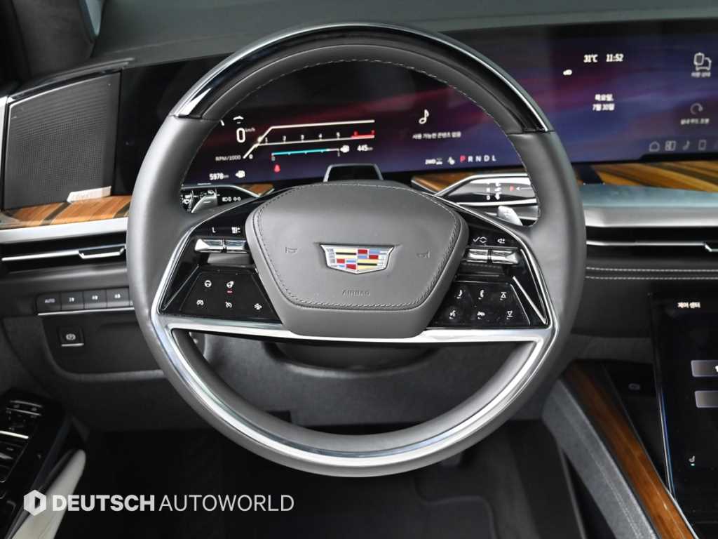 Cadillac Escalade — photo 13