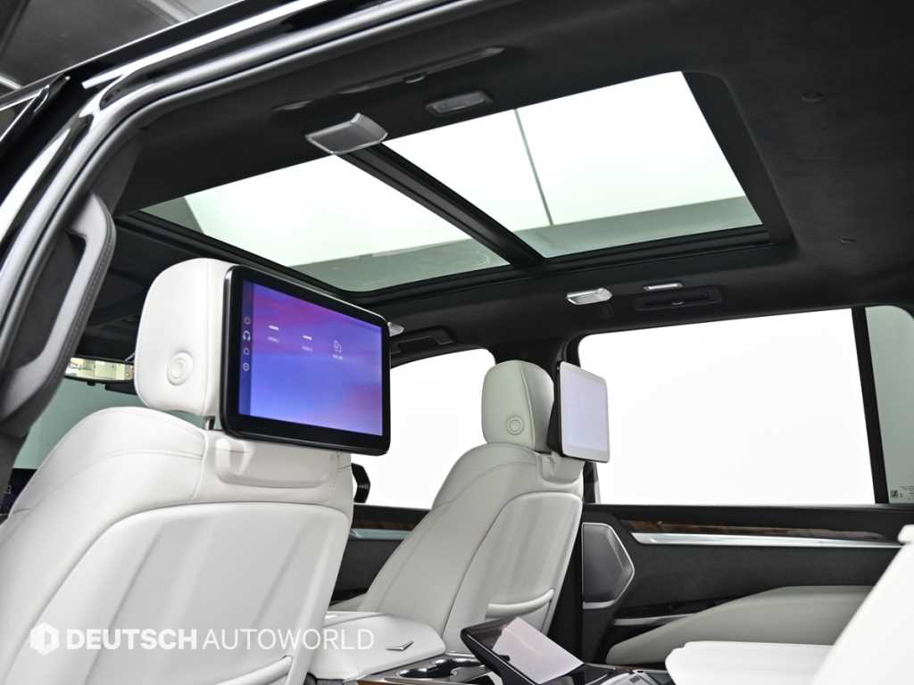 Cadillac Escalade — photo 18