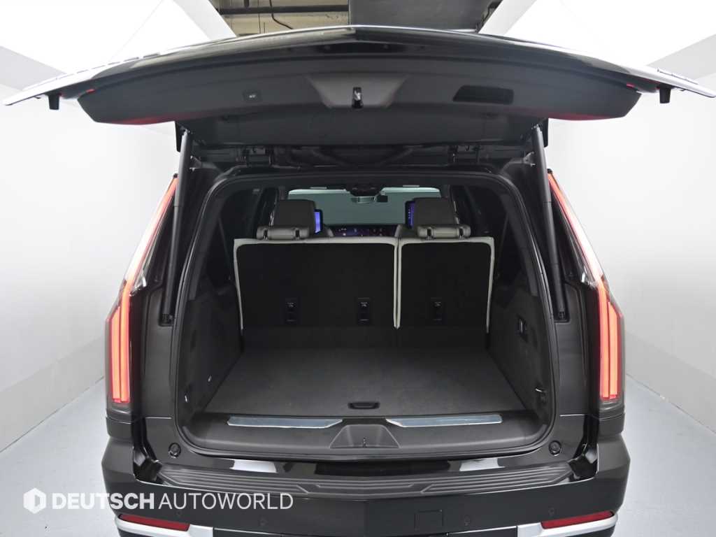 Cadillac Escalade — photo 19