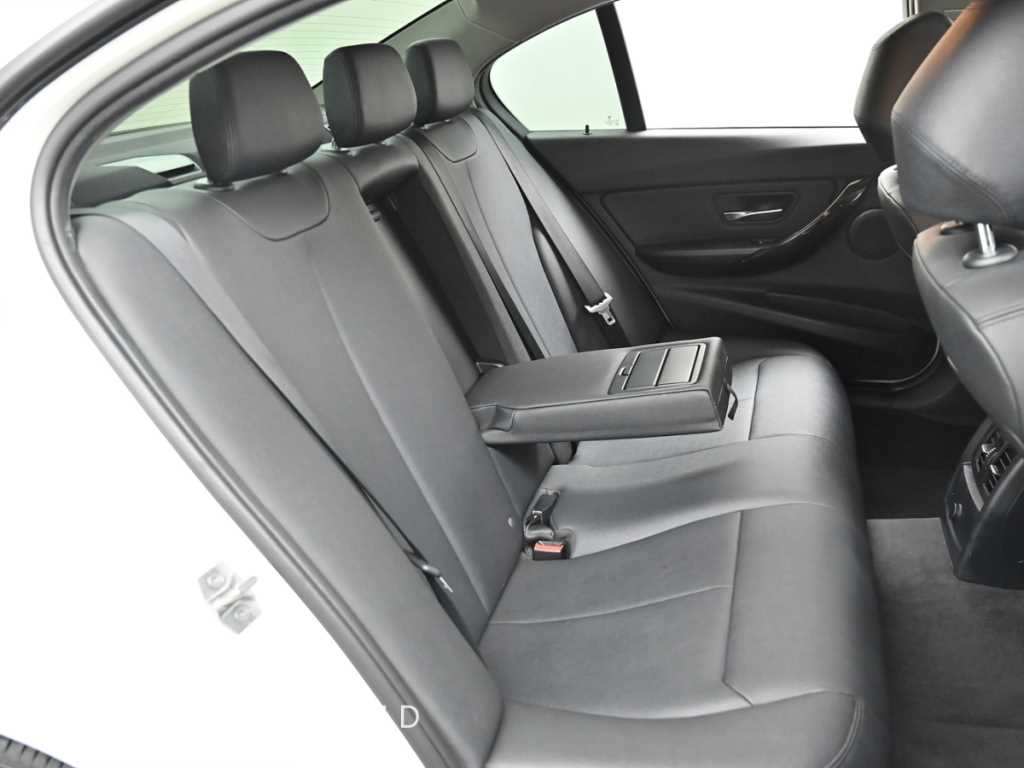 BMW 3-Series — photo 12