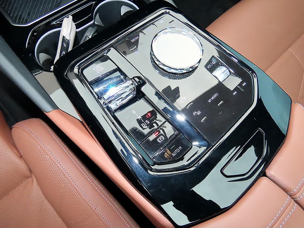 BMW 5-Series — photo 11