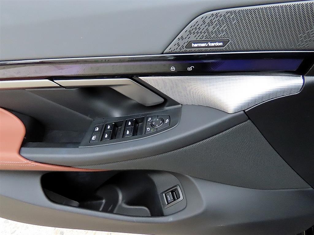 BMW 5-Series — photo 12
