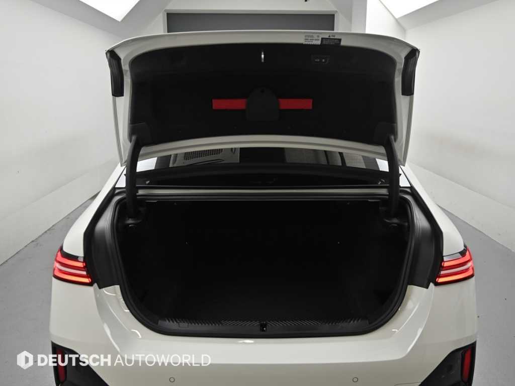 BMW 5-Series — photo 19