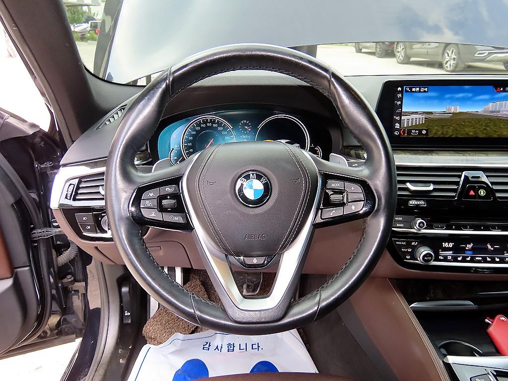 BMW 5-Series — photo 08