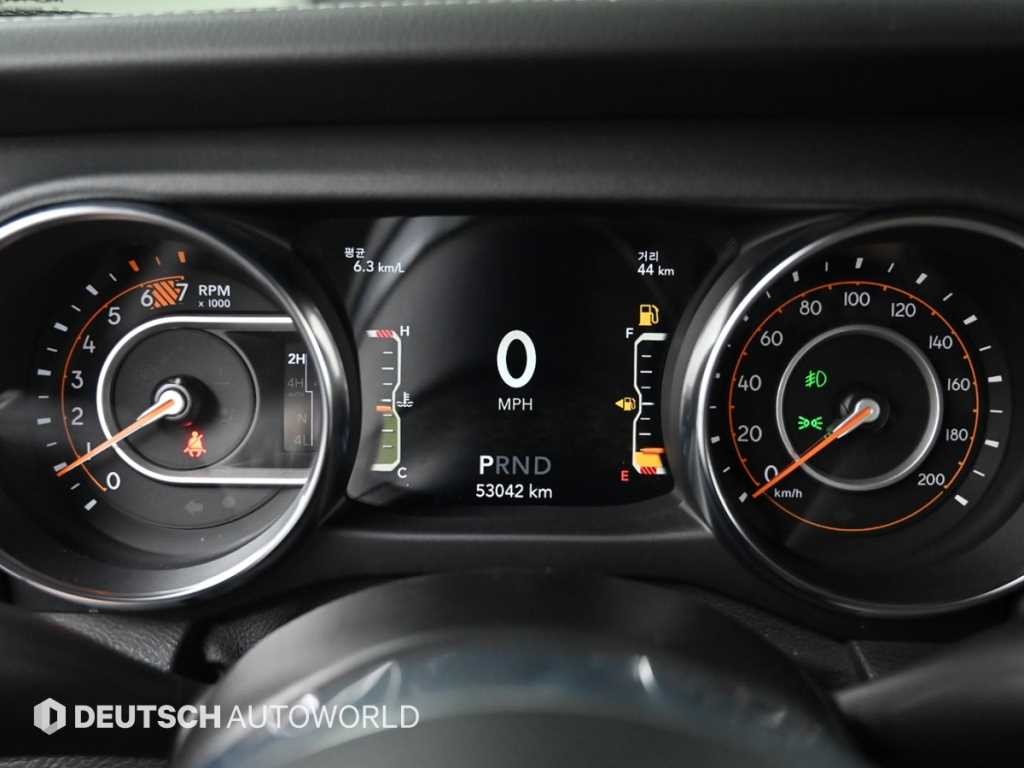 Jeep Wrangler — photo 08