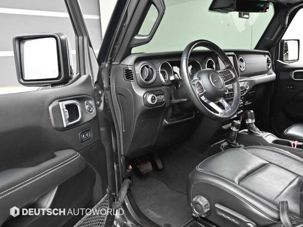 Jeep Wrangler — photo 11