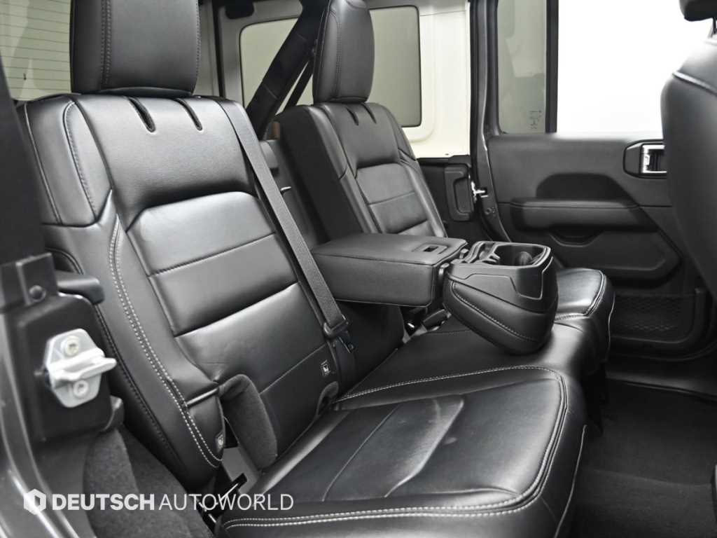 Jeep Wrangler — photo 12