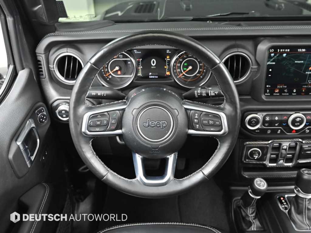 Jeep Wrangler — photo 13