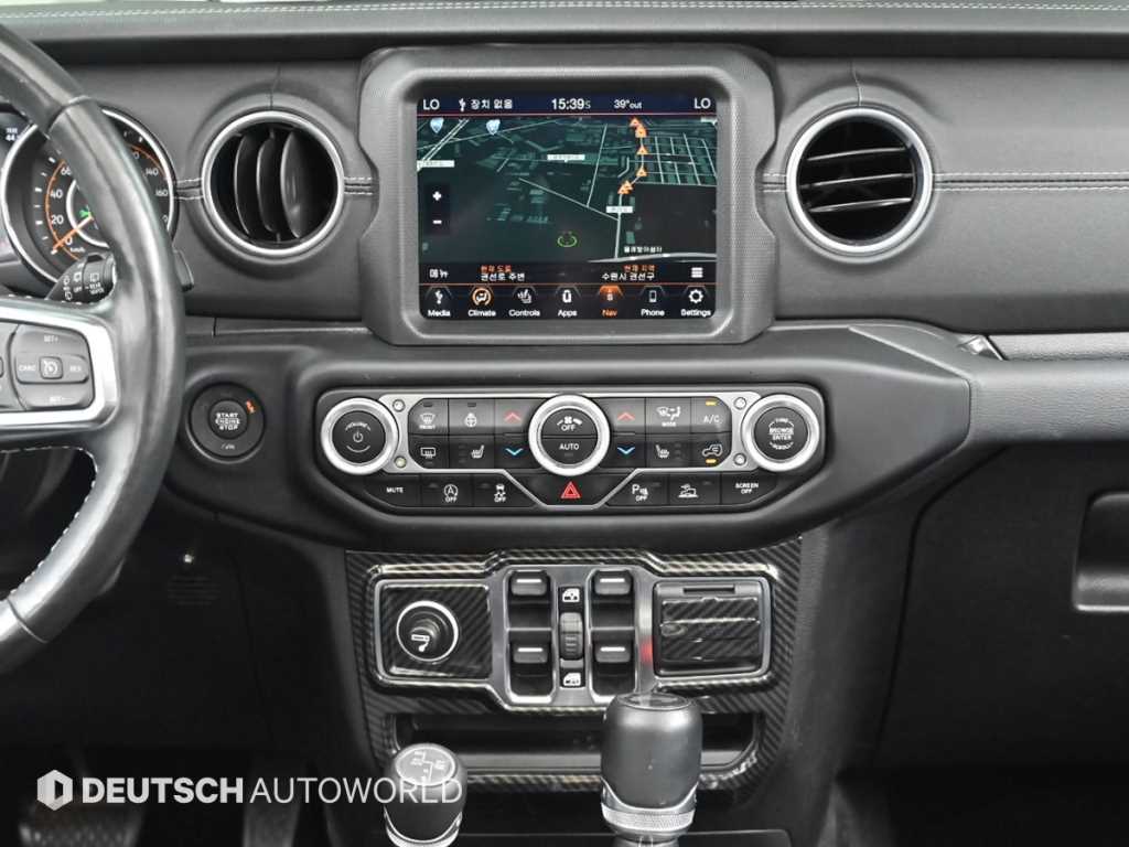 Jeep Wrangler — photo 14
