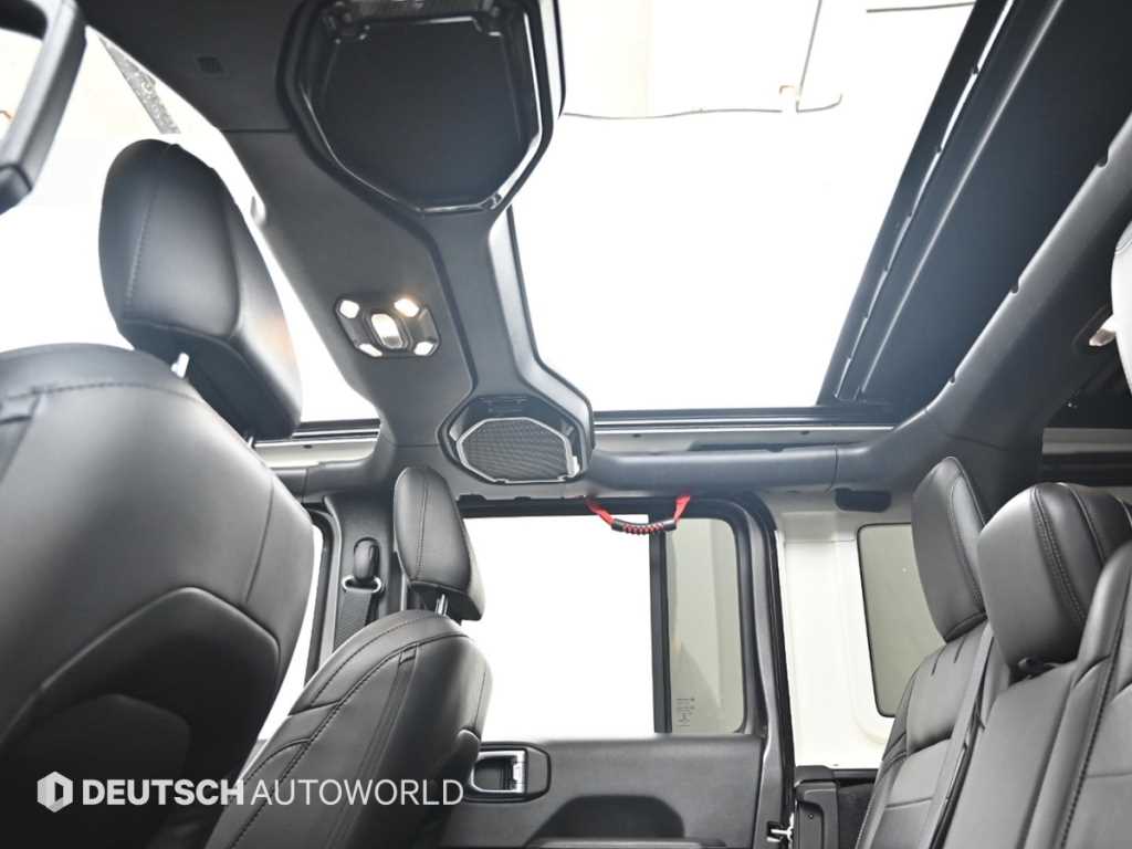 Jeep Wrangler — photo 19