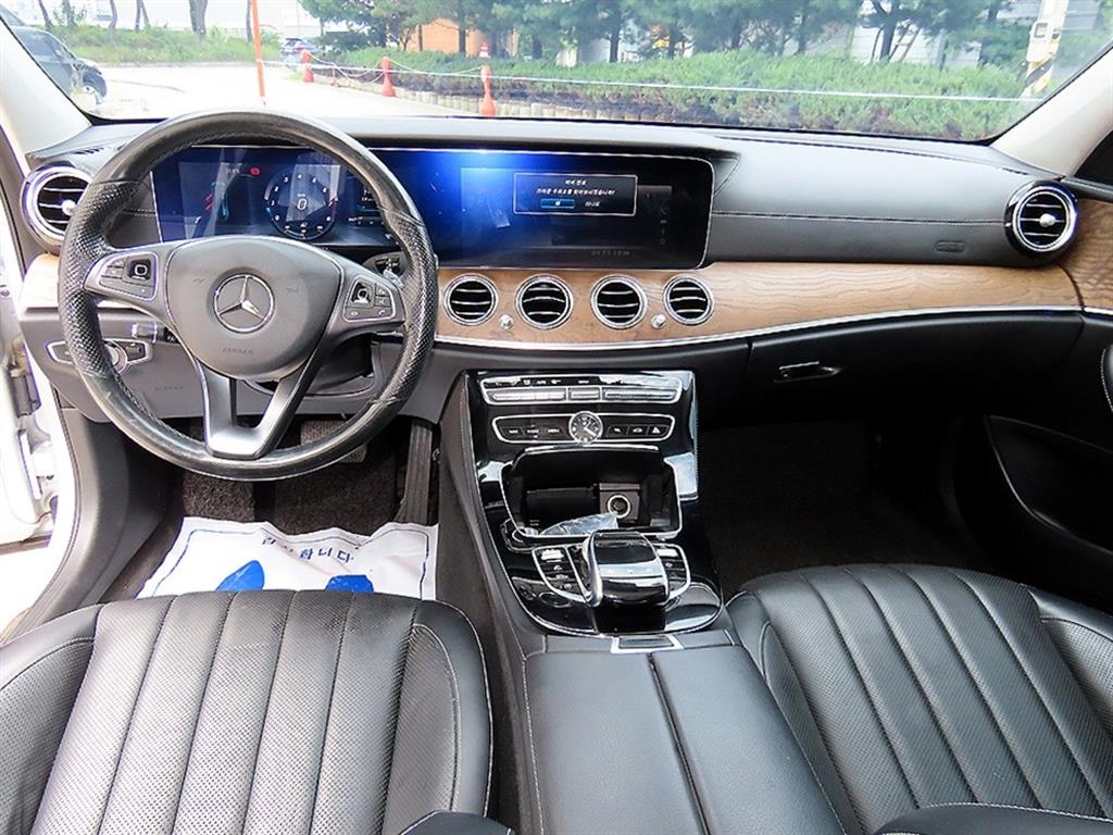 Mercedes-Benz E-Class — photo 07