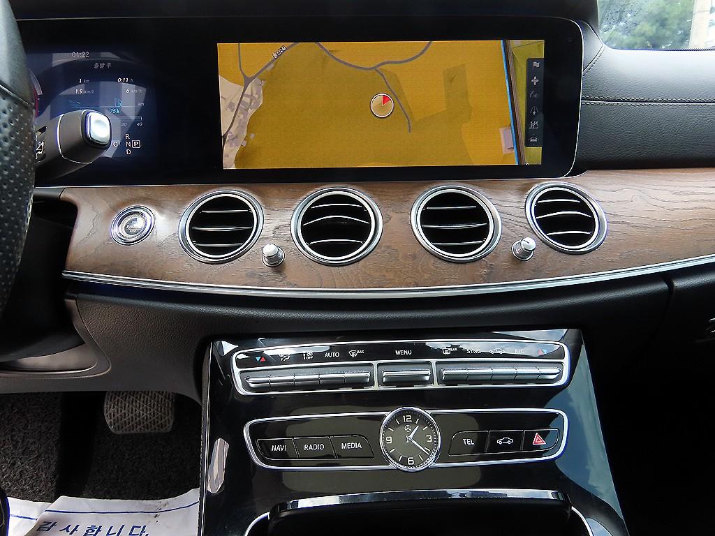 Mercedes-Benz E-Class — photo 14
