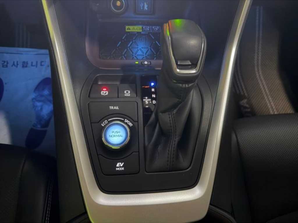 Toyota RAV4 — photo 12