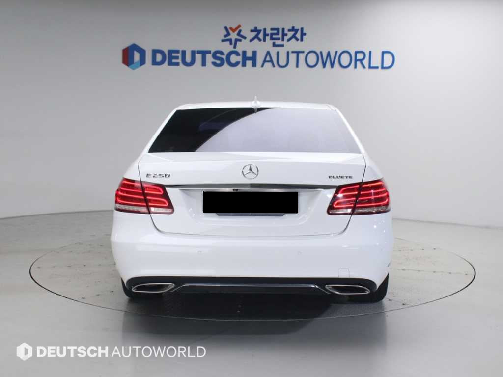 Mercedes-Benz E-Class — photo 04