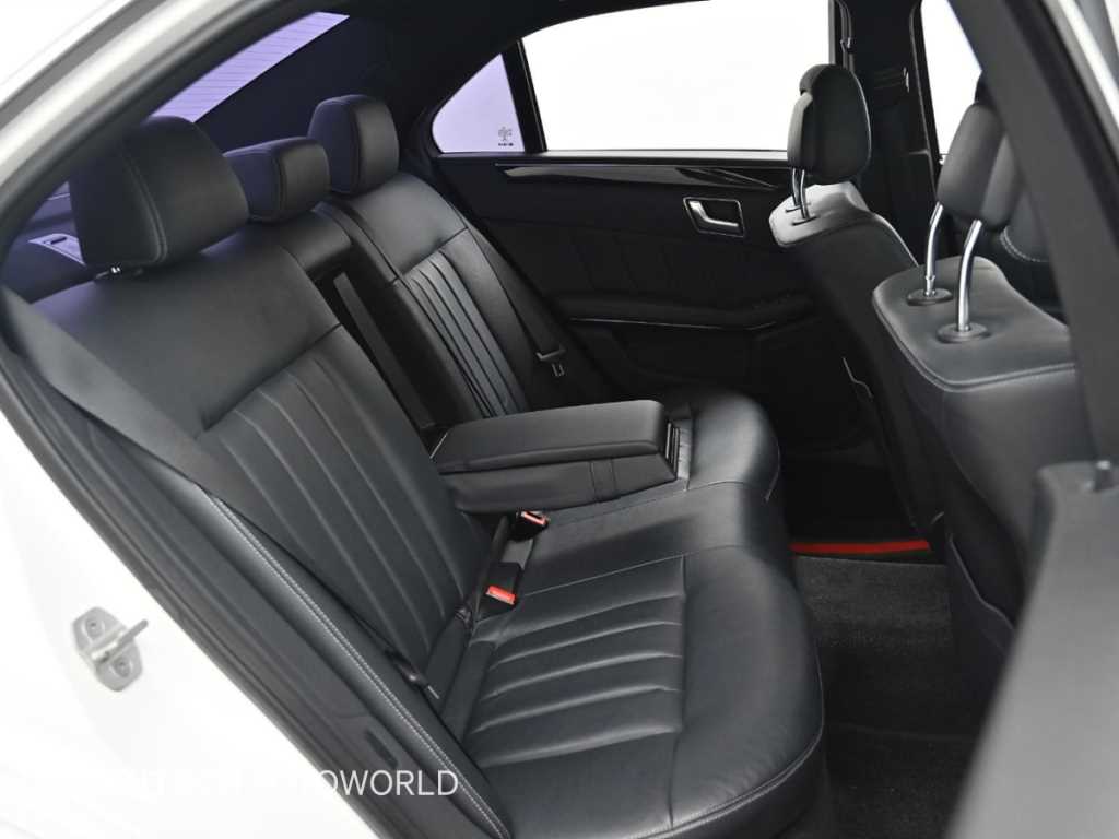 Mercedes-Benz E-Class — photo 12