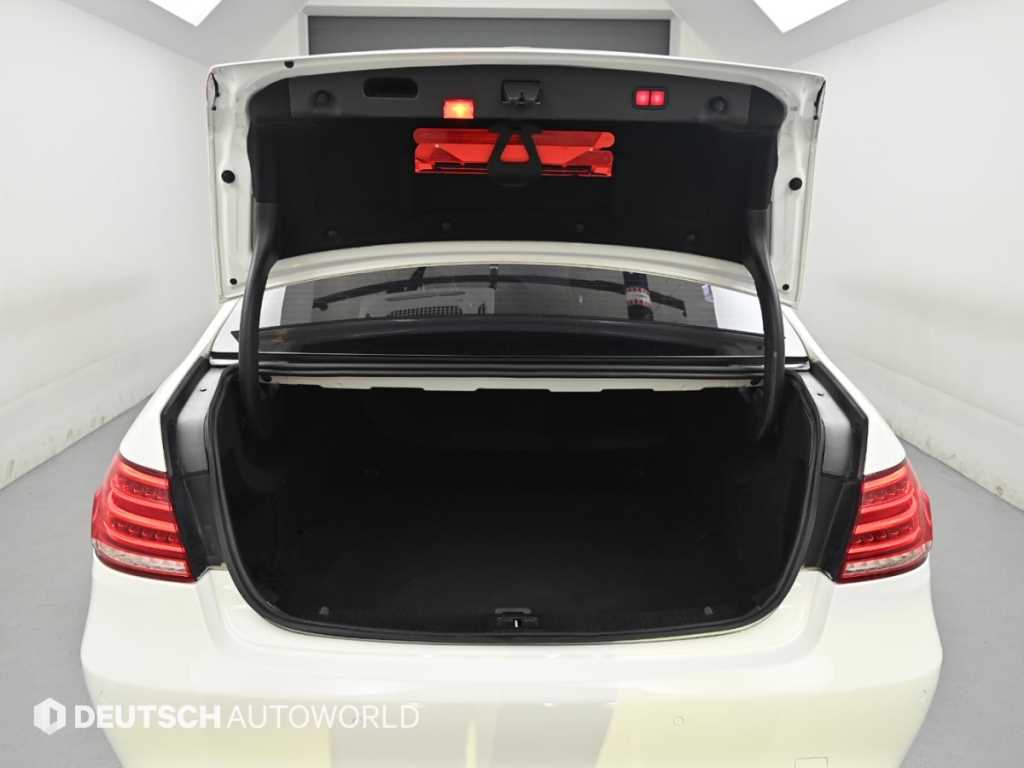 Mercedes-Benz E-Class — photo 19