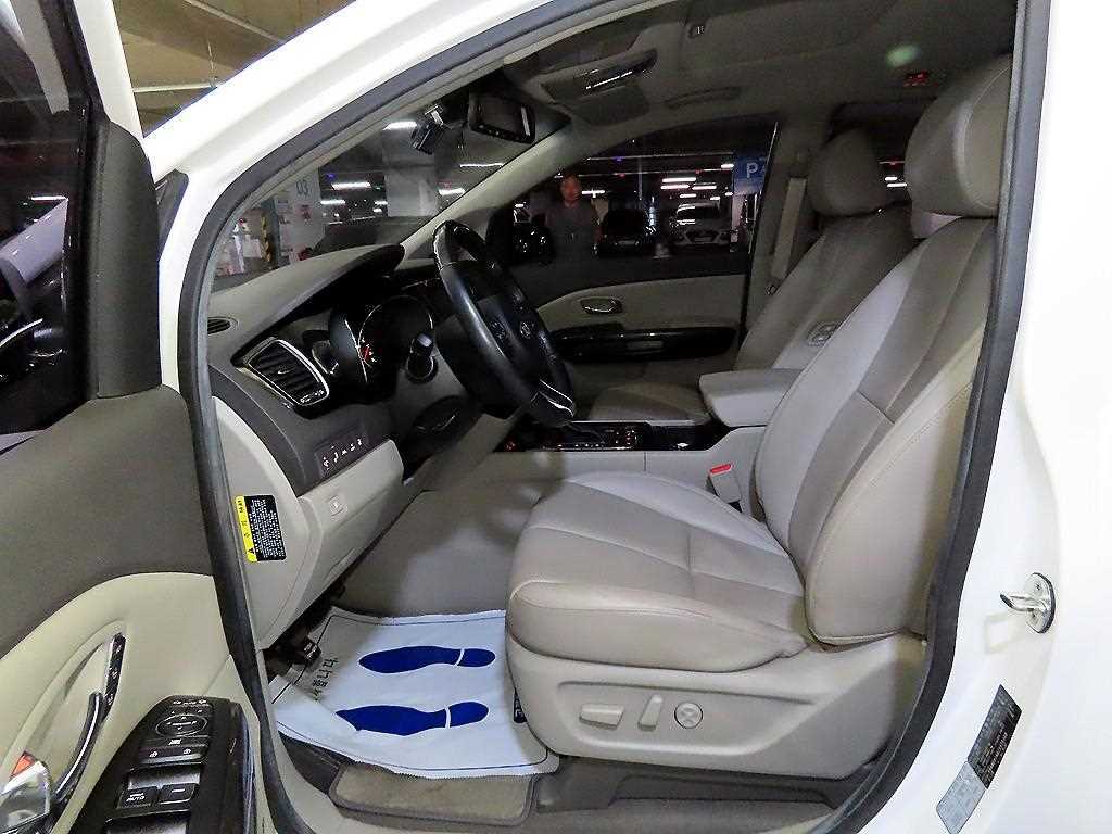 Kia Carnival — photo 06
