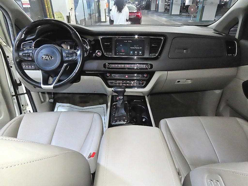 Kia Carnival — photo 10