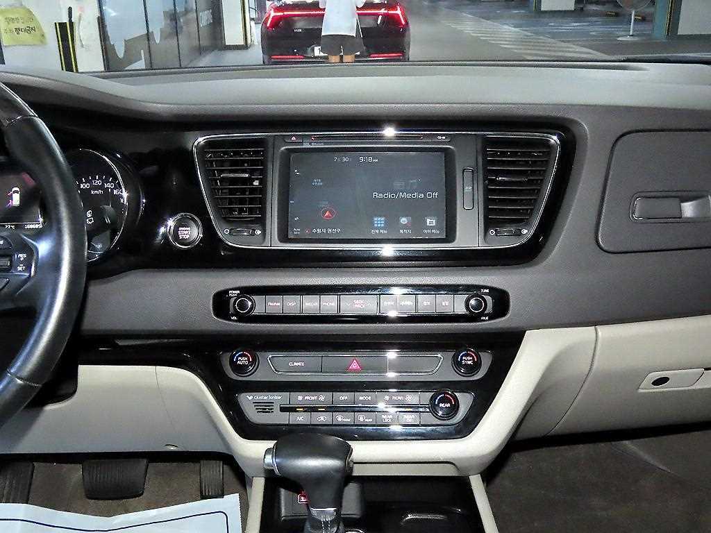 Kia Carnival — photo 11