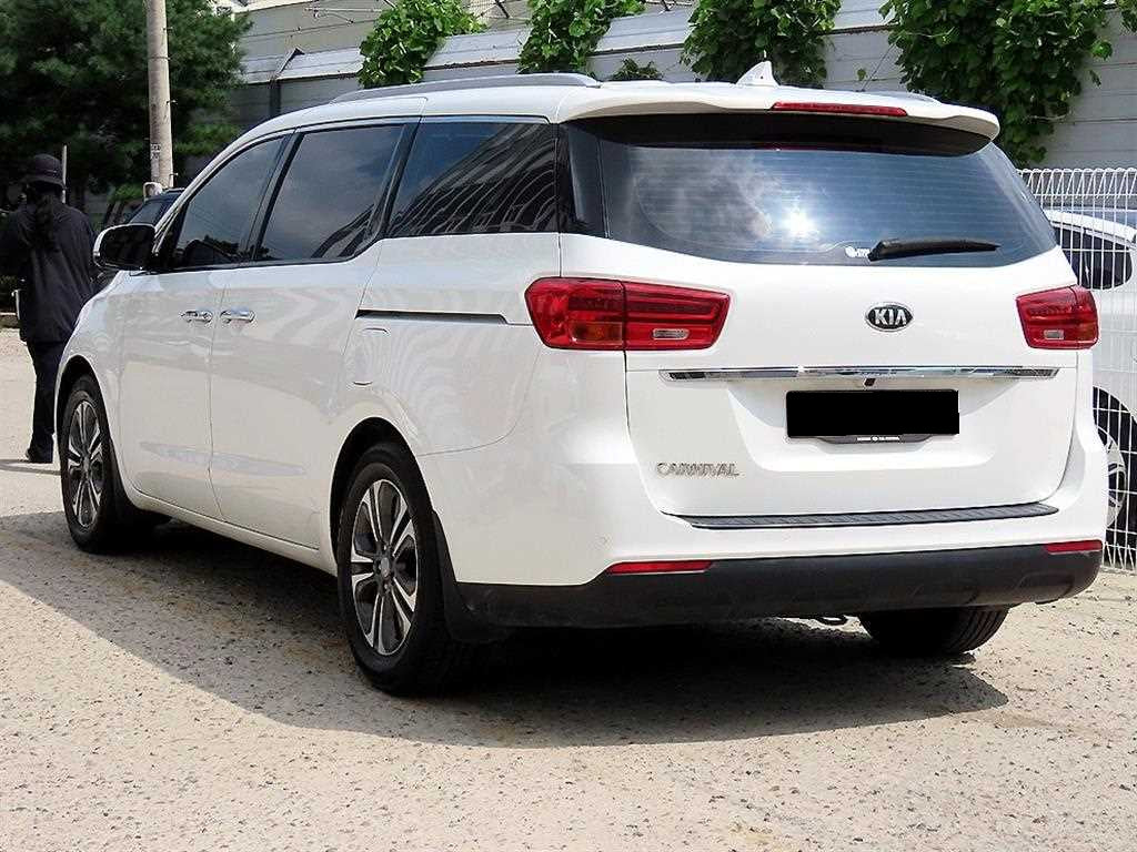 Kia Carnival — photo 03