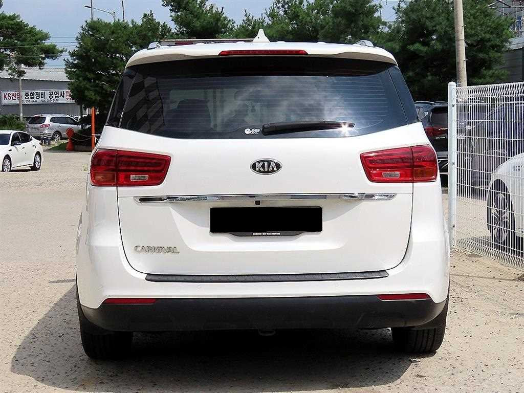 Kia Carnival — photo 04