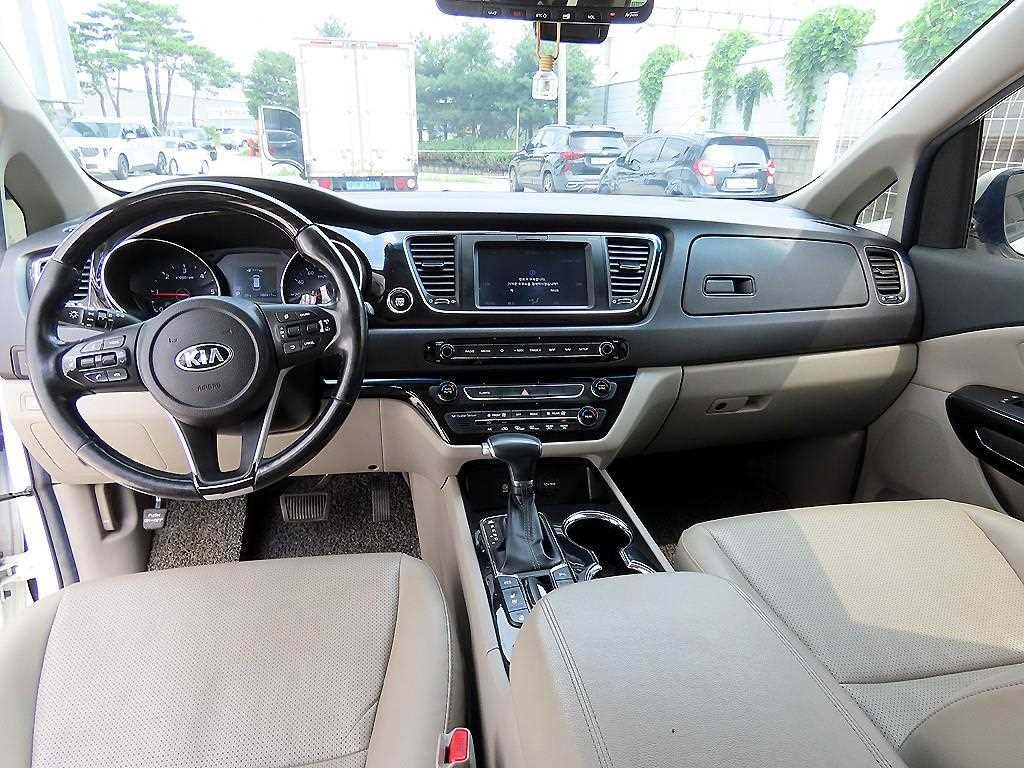 Kia Carnival — photo 08