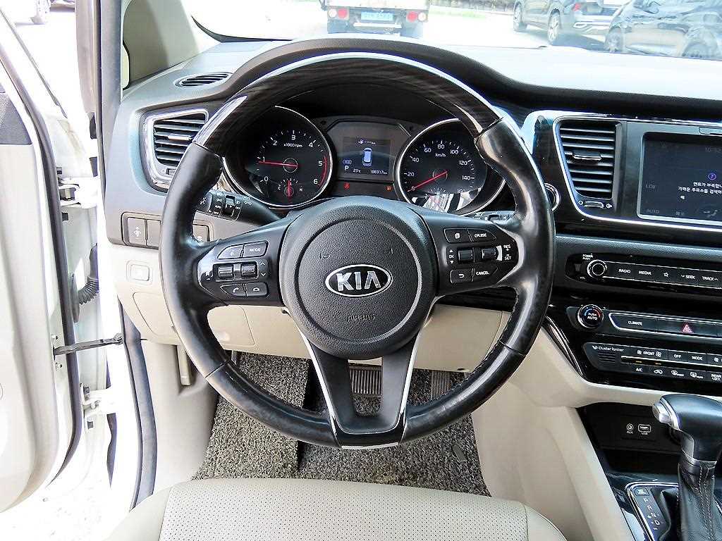 Kia Carnival — photo 09