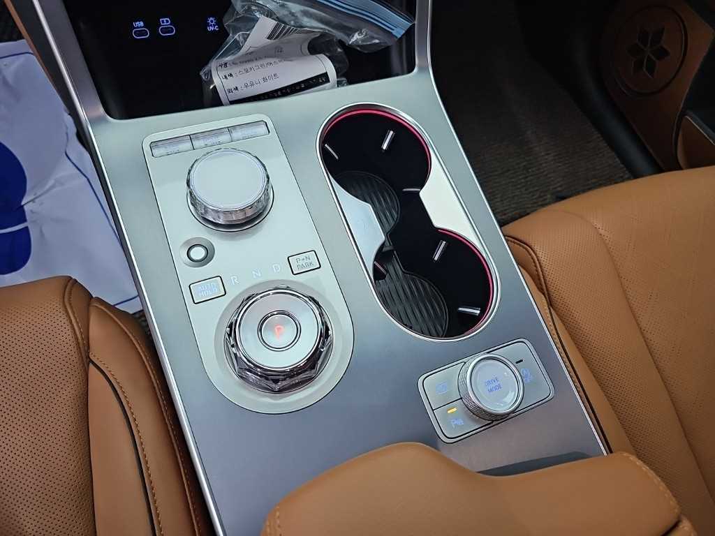Genesis GV80 — photo 08