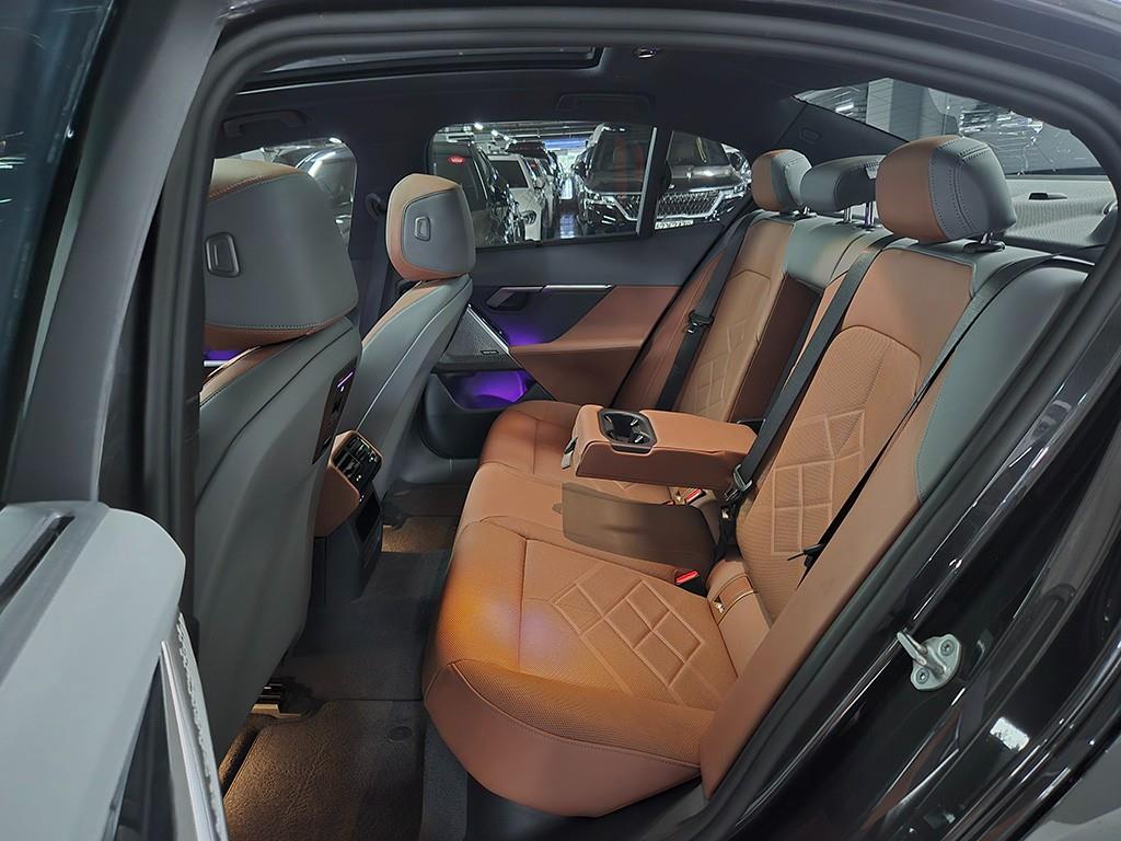 BMW 5-Series — photo 06