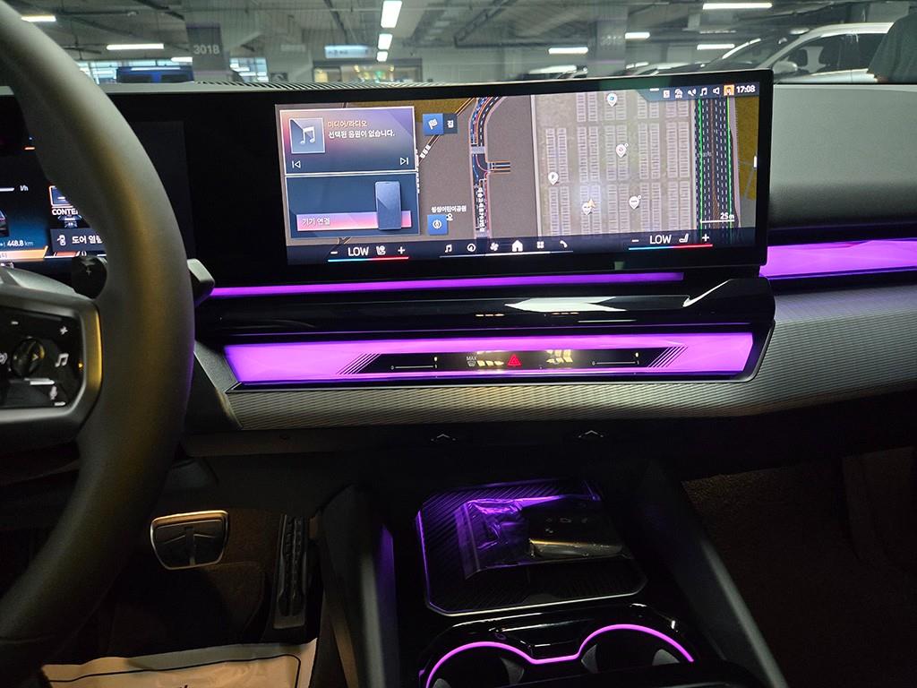 BMW 5-Series — photo 10
