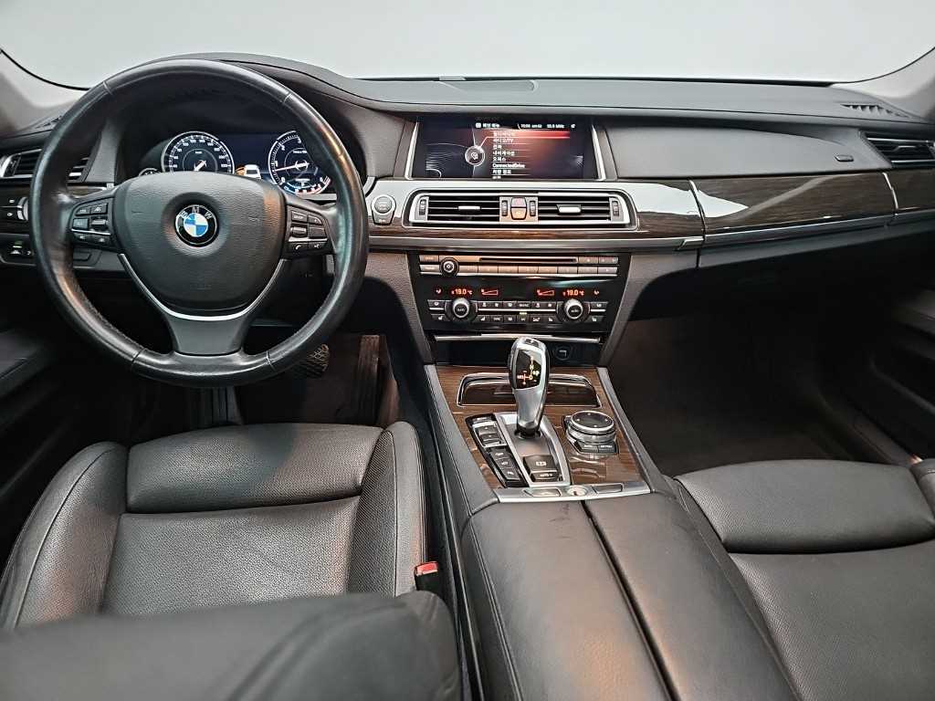 BMW 7-Series — photo 07