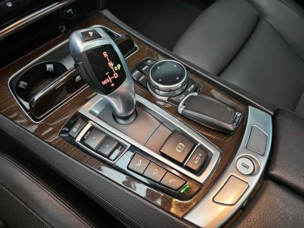 BMW 7-Series — photo 08