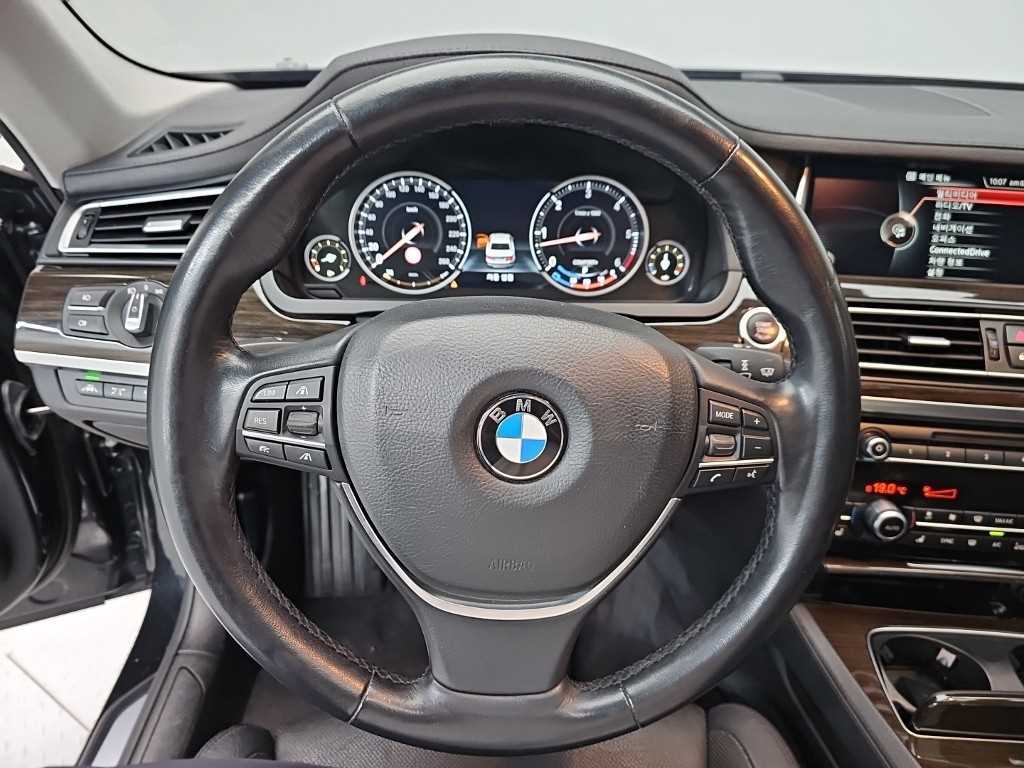 BMW 7-Series — photo 09